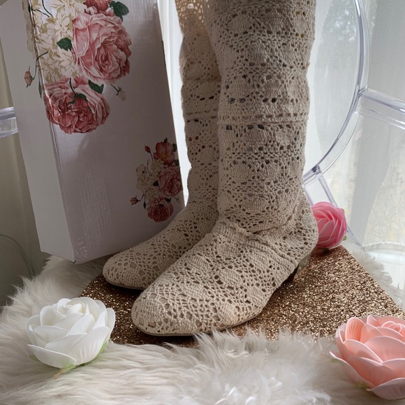 Unknown Crocheted off white natural boots. - Picture 5 of 5